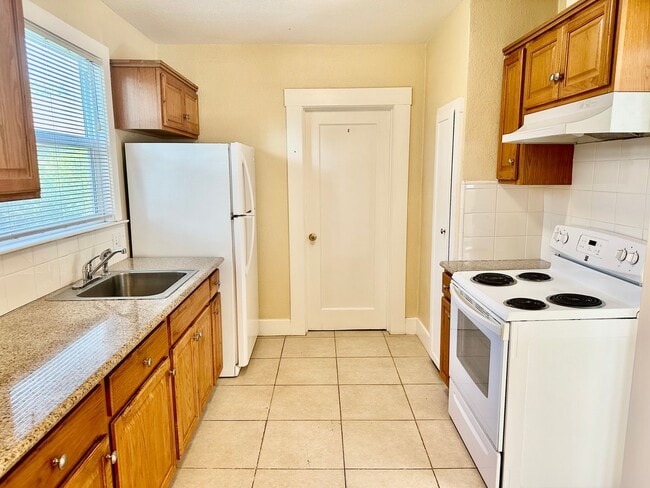 Building Photo - Charming 3/1 in the Heart of Tower Distict