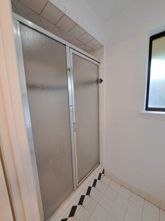 Building Photo - MOVE IN SPECIAL: Half OFF the 1st Month's ...