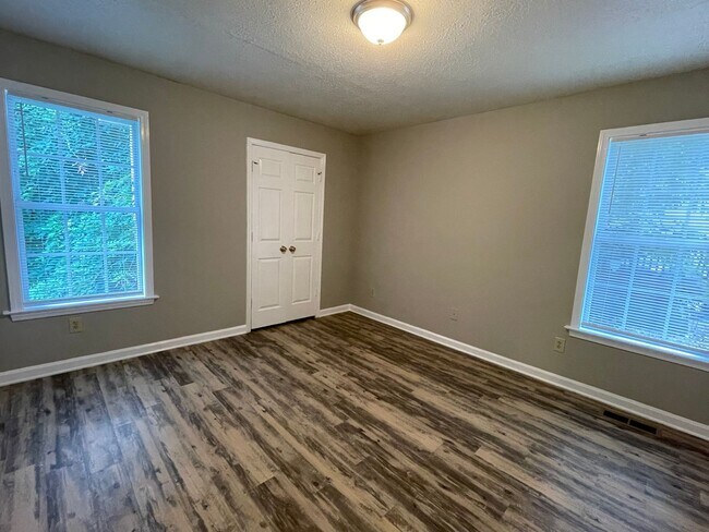 Building Photo - SW Updated Home - Wood Laminate Flooring, Front Porch & Deck!