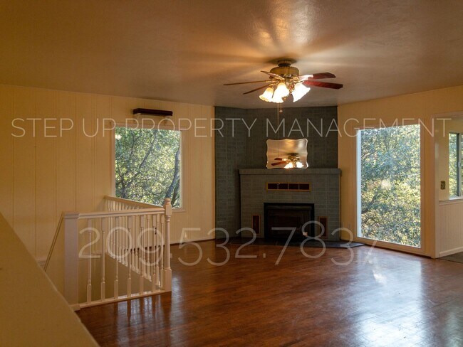 Building Photo - Outstanding 3 Bed 2 Bath near Downtown Son...