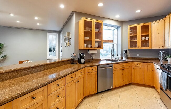 Building Photo - Luxurious Carlsbad Beach Townhouse - Your Coastal Dream Awaits!