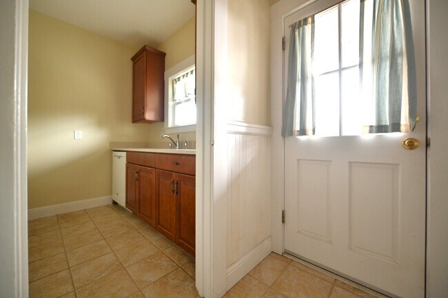 Building Photo - 1p716 - 3055-3061 Adeline Street