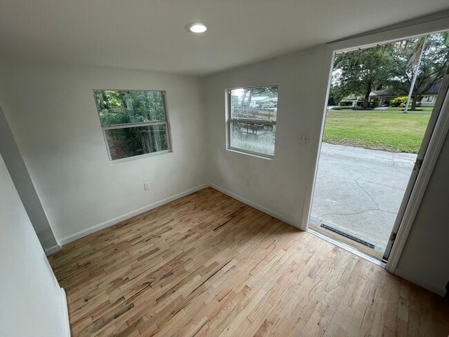 Building Photo - 1319 Francis Ave