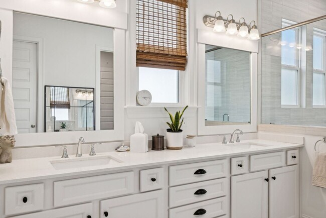 Building Photo - Luxurious living space *Fully furnished an...