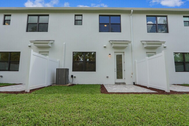 Building Photo - 2880 SE Federal Hwy