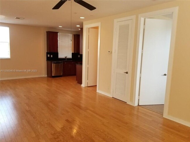 Building Photo - LARGE 3-bed, 3-bath townhome with 2-car ga...