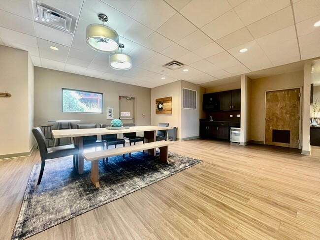Building Photo - Beautifully updated condo in Winter Park