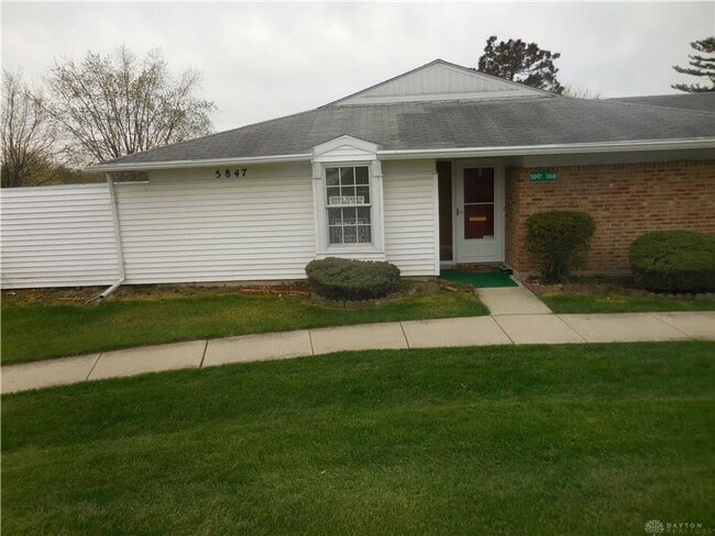 Building Photo - Renovated townhome! 3 beds, 2 baths, with ...