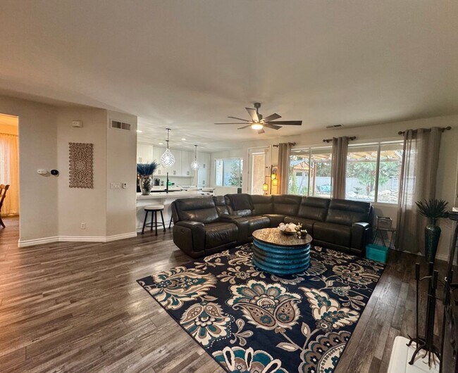 Building Photo - Beautiful 5 Bedroom, 3 Bath Home + Loft in Quail Lake, Clovis, CA