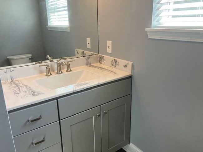 Building Photo - Beautifully Renovated House