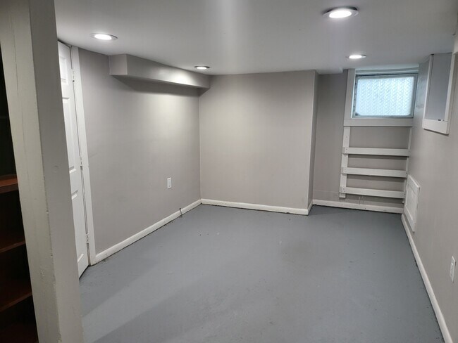 Building Photo - 226 E 16th Ave