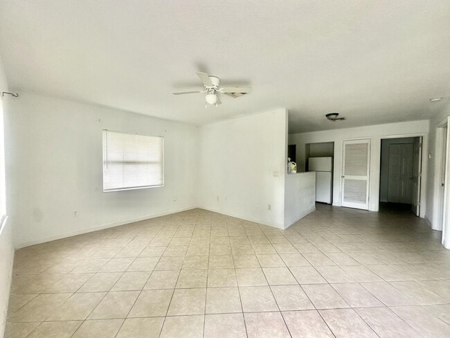Building Photo - 5106 Sanibel Ave