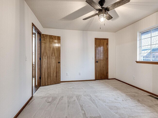 Building Photo - 4 Bedrooms - 3 Bathrooms - 3 Car Garage - ...