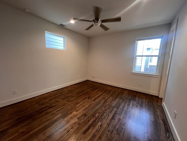 Building Photo - Three Story Townhome in the Heights Now Av...