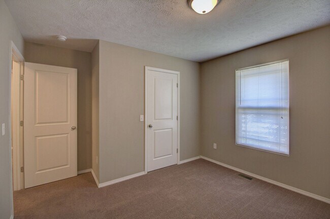 Building Photo - 3 Bedroom, 2 Bathroom in Nixa!