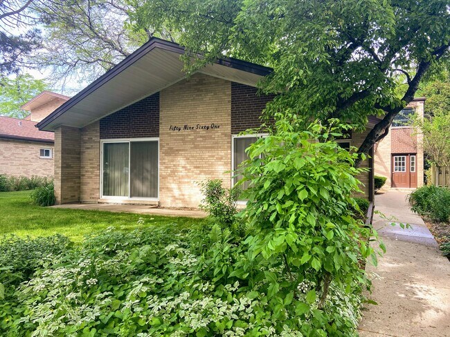 Primary Photo - 5961 North East Circle Avenue