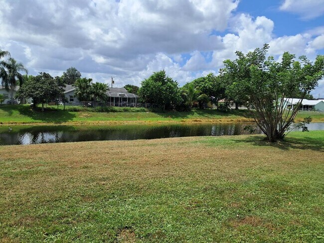 Building Photo - 462 SW Dalton Cir