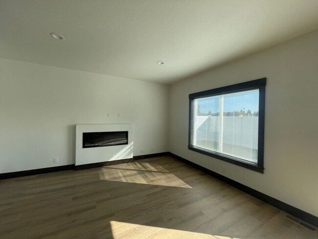 Building Photo - Newer Hayden Townhome
