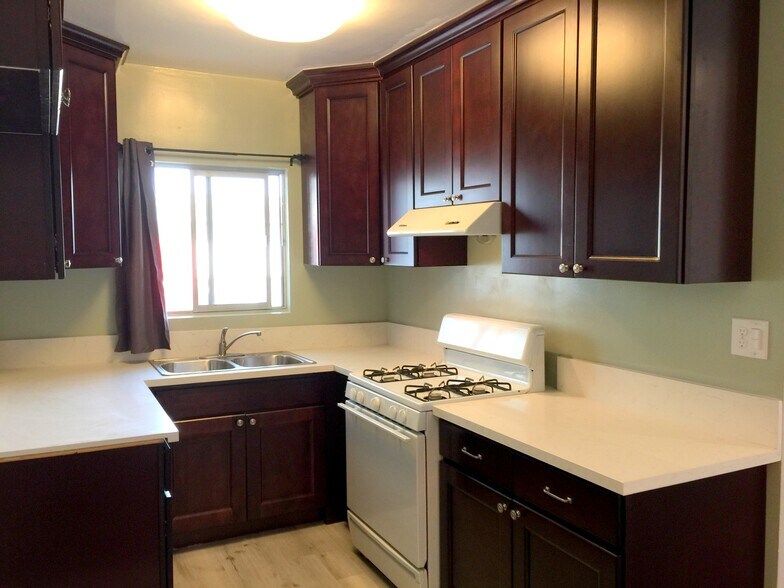 Building Photo - 1681 College View Dr