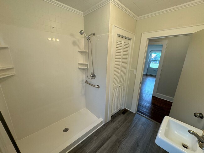 Building Photo - Charming Country Retreat – Peaceful Living...