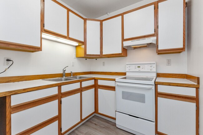 Building Photo - 2144 Waverly Pl N