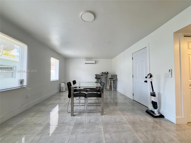 Building Photo - 1904 SW 28th St