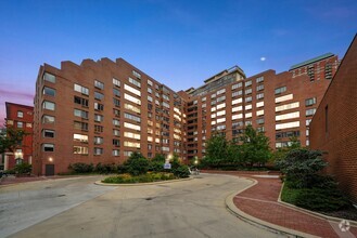 Building Photo - 801 S Plymouth Ct
