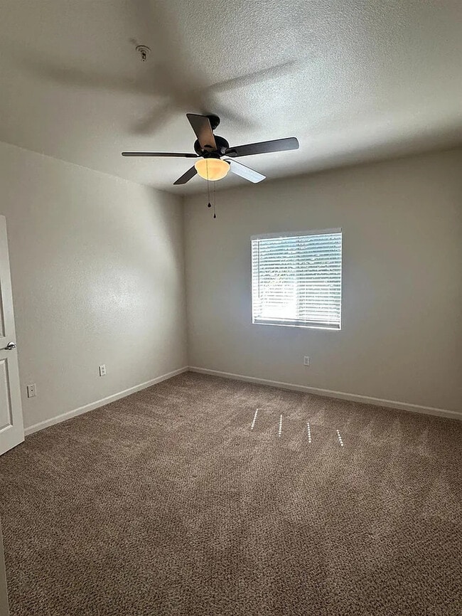 Building Photo - Beautiful 2 Bedroom 2 Bathroom in Roseville!