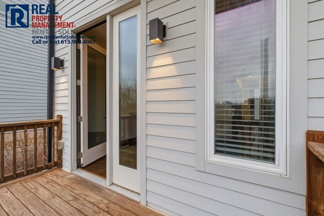 Building Photo - Lovely 2BR/1.5BA end unit condo 5 mins from Downtown Nashville, washer/dryer included!