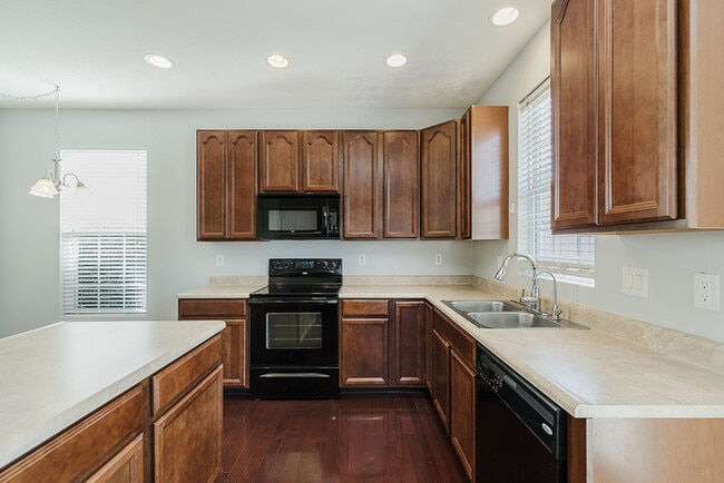 Building Photo - Beautiful brick townhome in Fishers’ Hannover