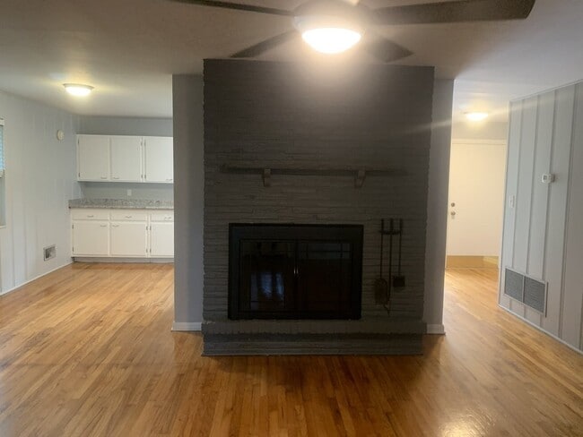 Building Photo - 2305 Domingo Dr