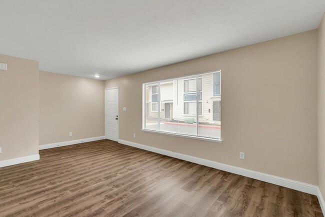 Building Photo - Updated 3 Bed 1.5 Bath Townhome