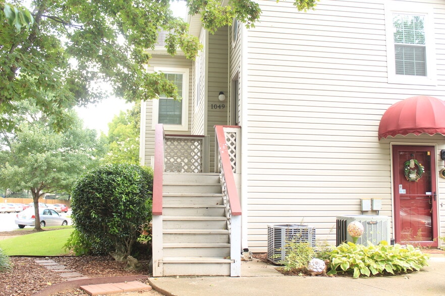 Building Photo - 1049 Stones Throw Dr NW