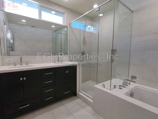 Building Photo - 10749 Wellworth Ave