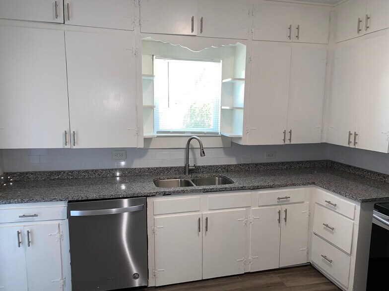 Building Photo - 608 N Anglin St