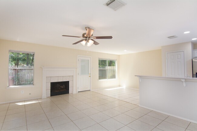 Building Photo - 127 N Villa Oaks Dr