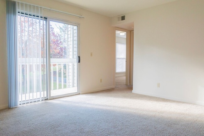 Building Photo - 4 bedroom 2 bath apartment with washer and...