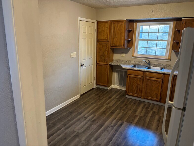 Building Photo - 1505 Benton St