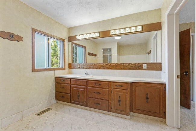 Building Photo - 4 BED 2.5 BATH HOME IN REXBURG