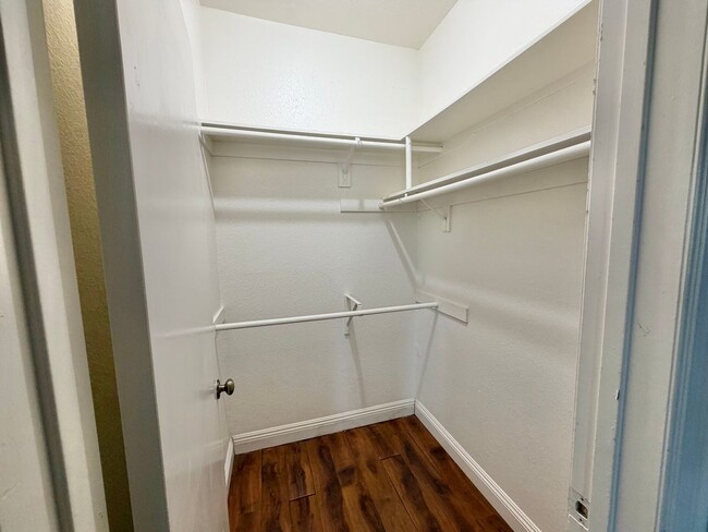 Building Photo - Great One Bedroom in the heart of Mission Valley! Parking and Laundry!