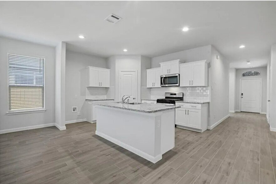 Building Photo - 529 Passenger Trl