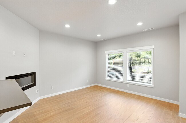 Building Photo - Brand New Townhome in Pleasant Valley Vill...