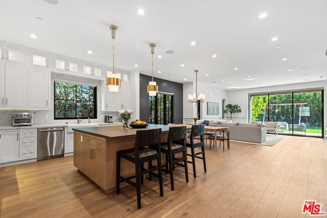 Building Photo - 16712 Addison St