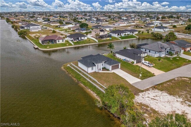 Building Photo - Gorgeous custom built 3/2/1 water front si...