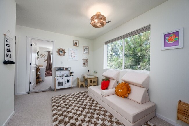 Building Photo - Freshly Updated 3Bed Home: Community Pool ...