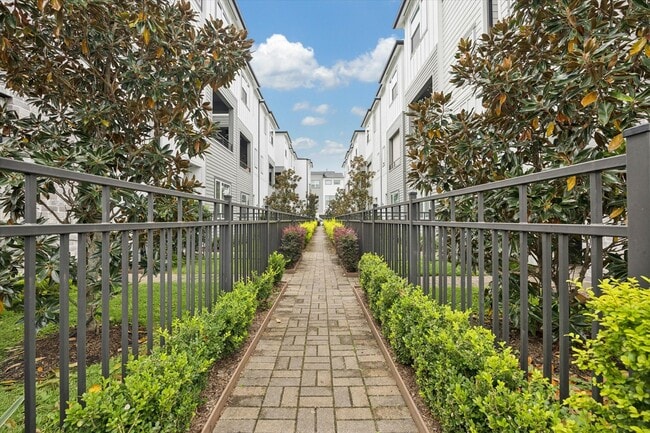 Building Photo - 1055 Timbergrove Yards Ln