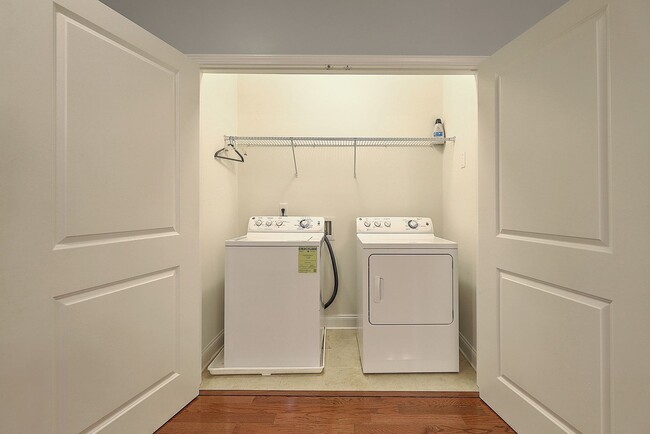 Building Photo - Spacious Mt. Pleasant Townhome!