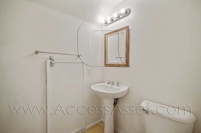 Building Photo - 3 Bed / 2.5 Bath Townhome | Open Layout + Modern Finishes