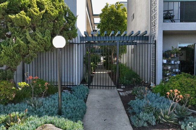 Entrance - 4885 Cole St