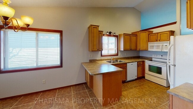 Building Photo - RARE TO FIND 4 BEDROOM, 2 BATH TOWN HOME, ...